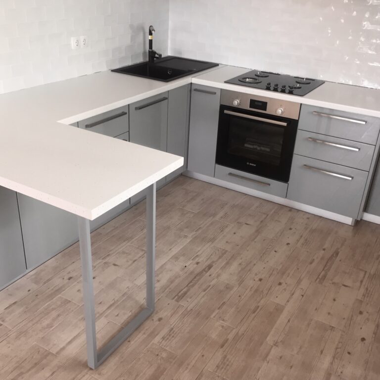 Кухня под заказ в Киеве в сером и белом цвете