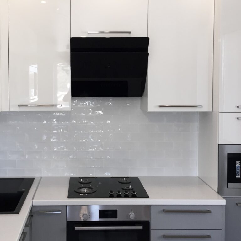 Кухня под заказ в Киеве в сером и белом цвете