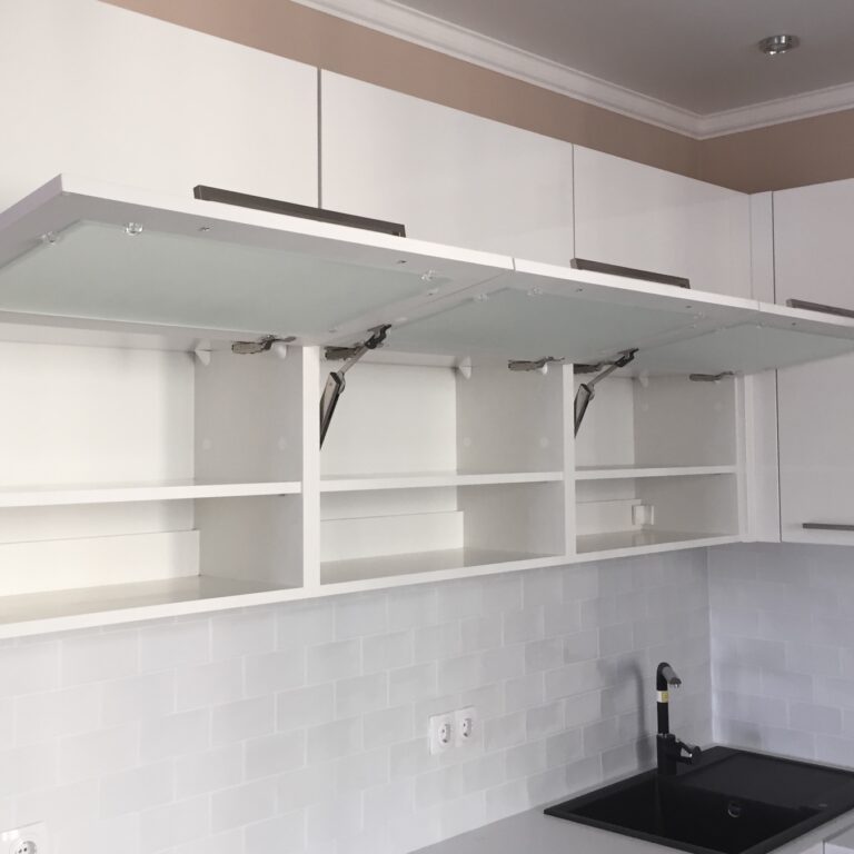 Кухня под заказ в Киеве в сером и белом цвете