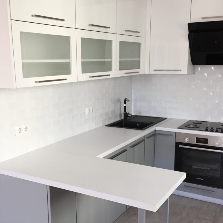 Кухня под заказ в Киеве в сером и белом цвете