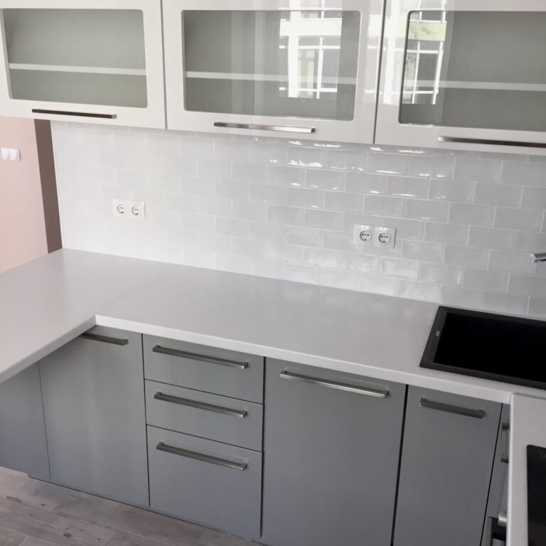 Кухня под заказ в Киеве в сером и белом цвете