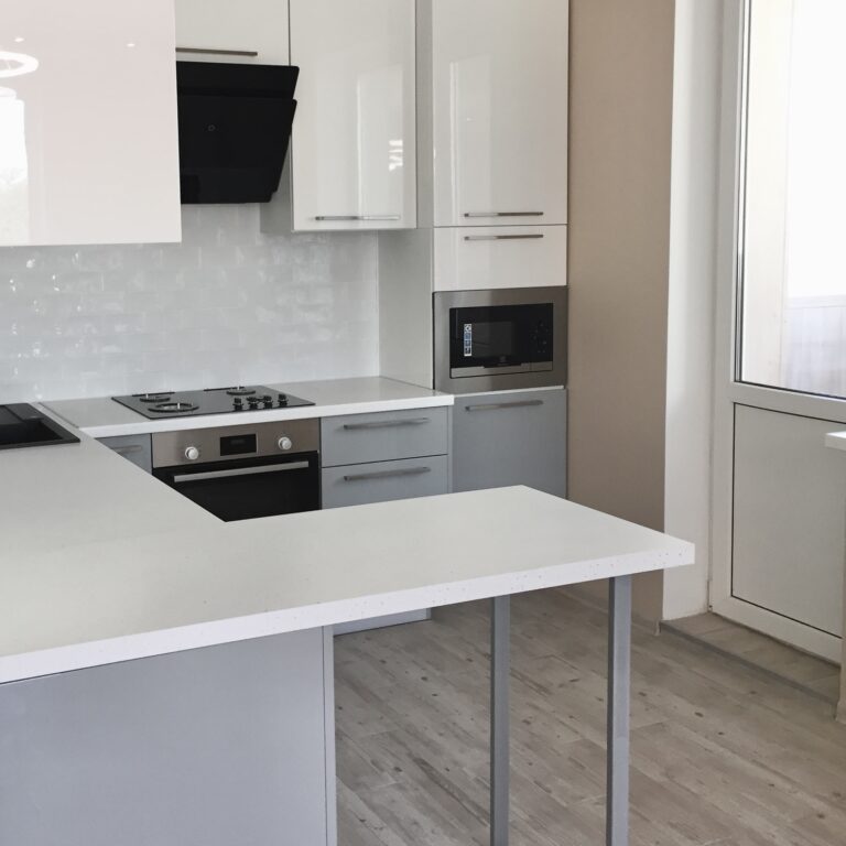 Кухня под заказ в Киеве в сером и белом цвете