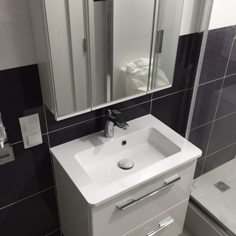 Тумба и Зеркальный шкаф с подсветкой в ванную