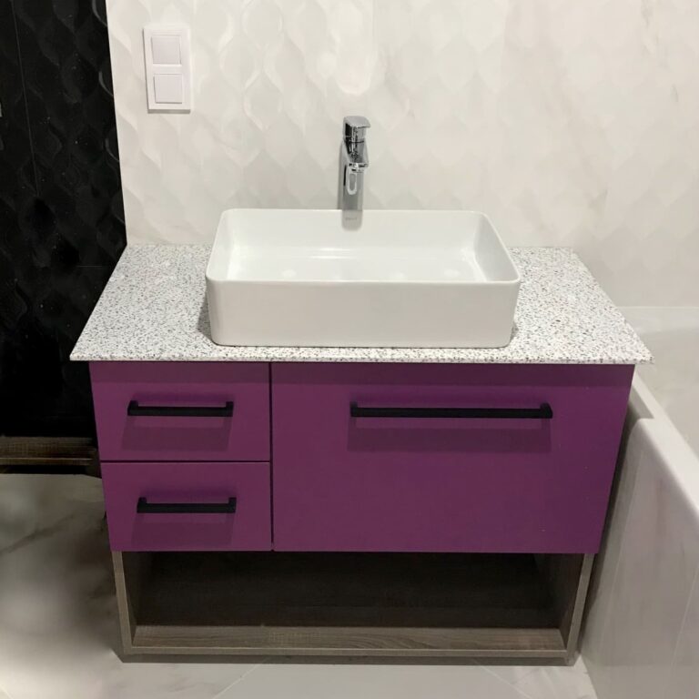 Тумба с пурпурным фасадом