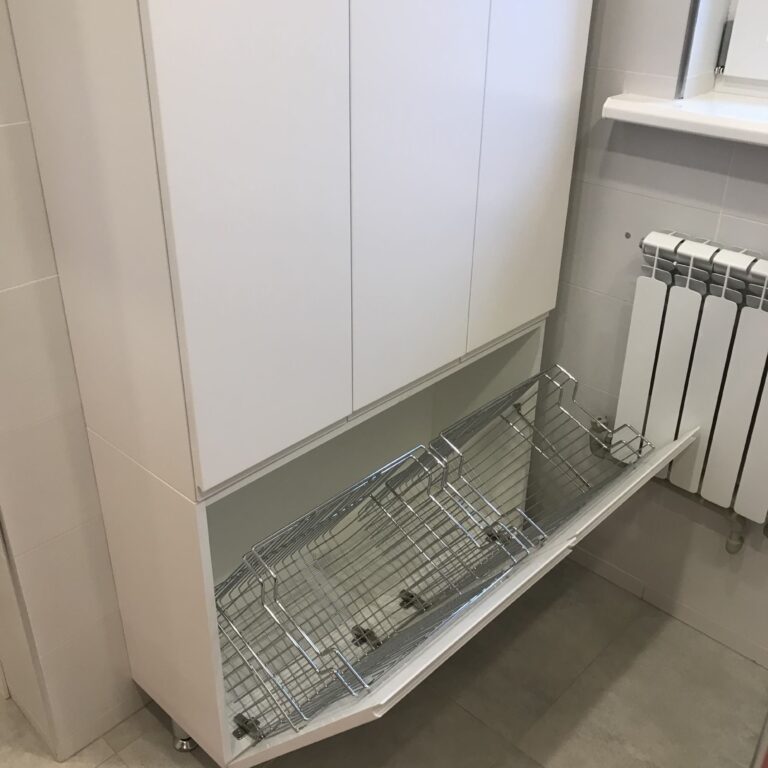 Белый пенял с корзинами для белья