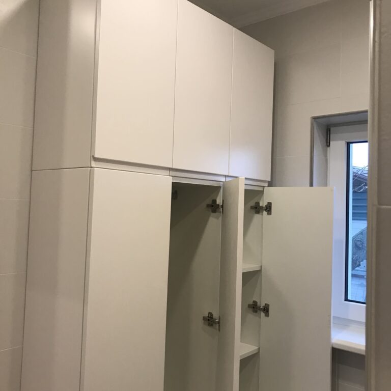 Белый пенял с корзинами для белья