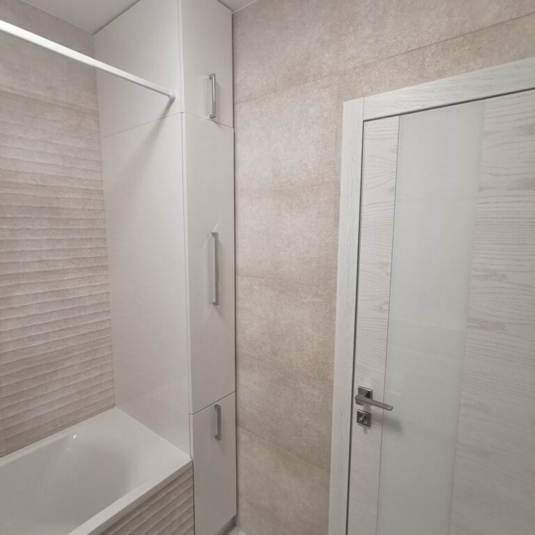 Пенал в нише в ванную комнату