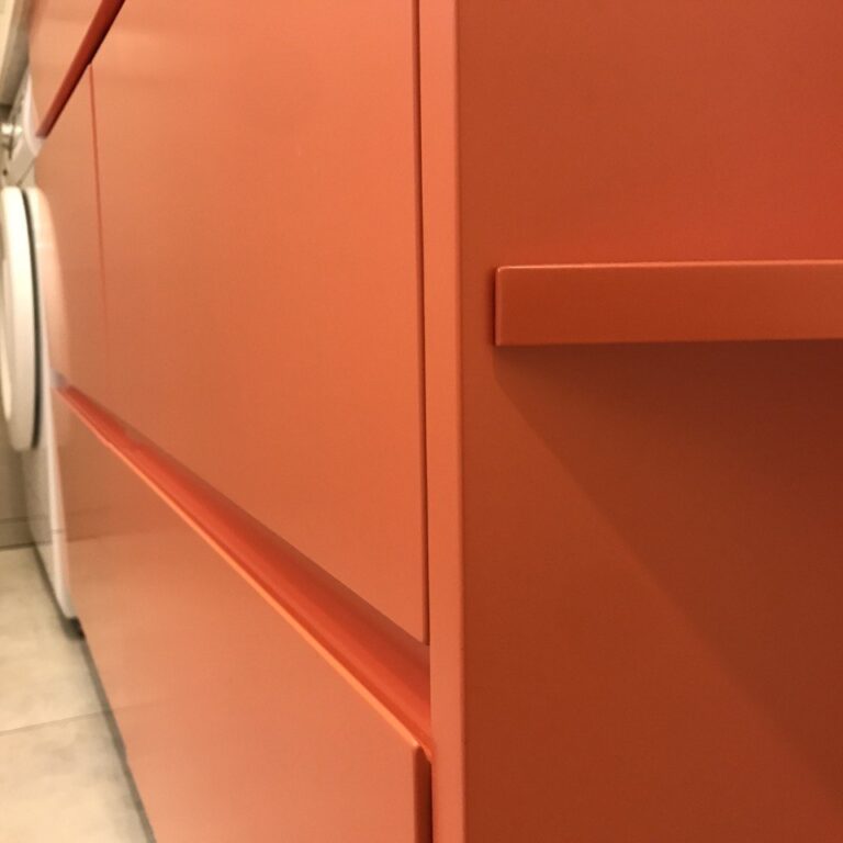 Оранжевая тумба в ванную