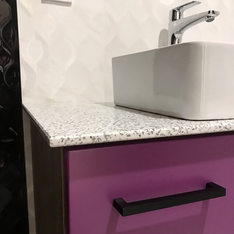 Тумба с пурпурным фасадом в ванную