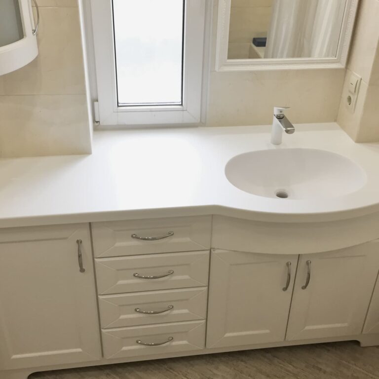 Мебель в ванную возле окна