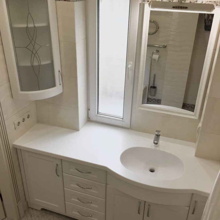 Мебель в ванную возле окна