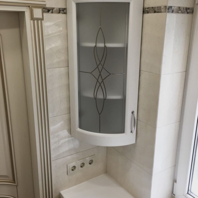 Мебель в ванную возле окна