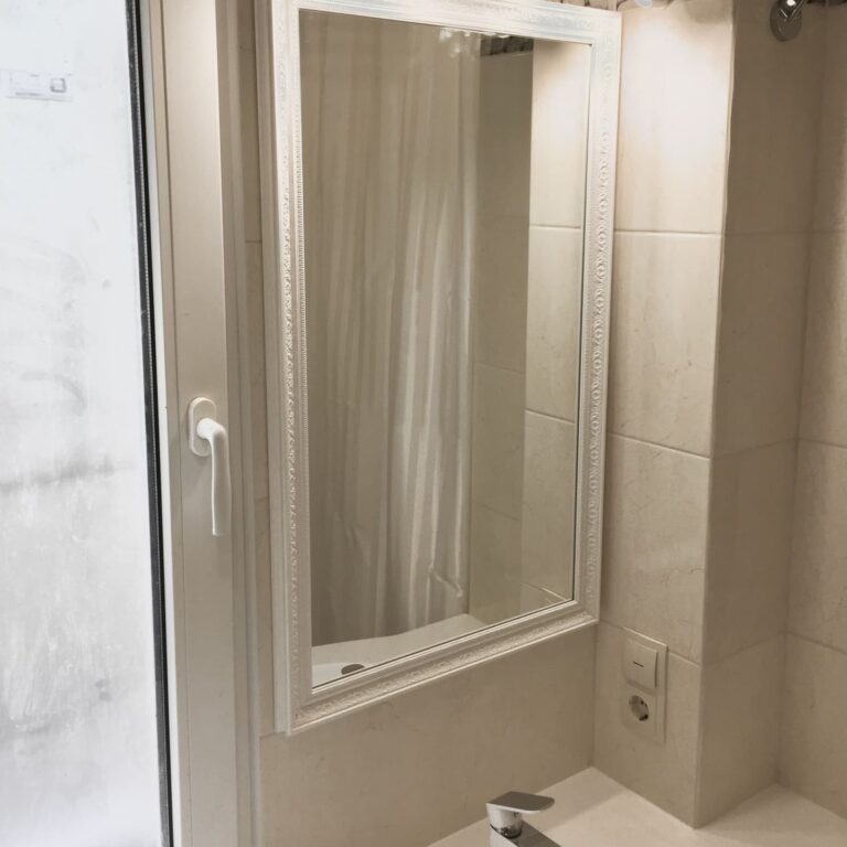 Мебель в ванную возле окна