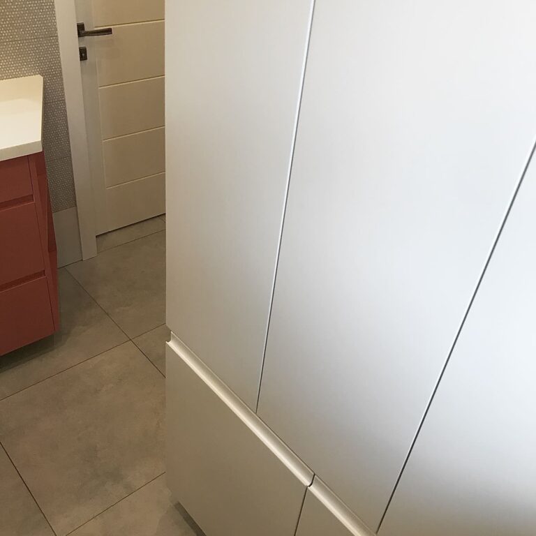 Белый пенял с корзинами для белья