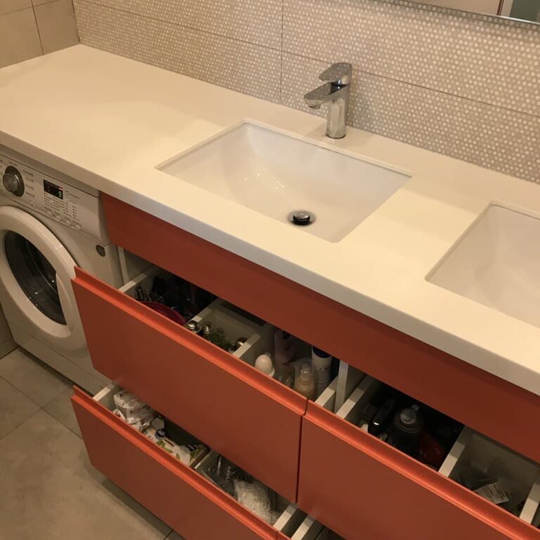 Оранжевая тумба в ванную с выдвижными ящиками