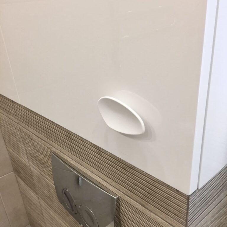 Шкафчик над инсталляцией