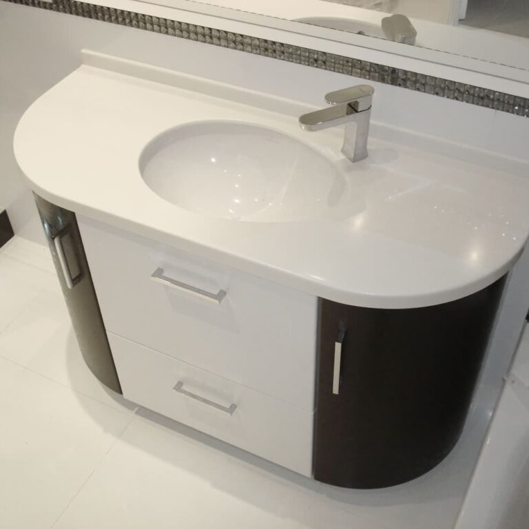 Радиусная черно-белая тумба под умывальник под заказ