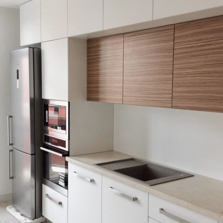 Кухня на заказ белого цвета с деревянными фасадами