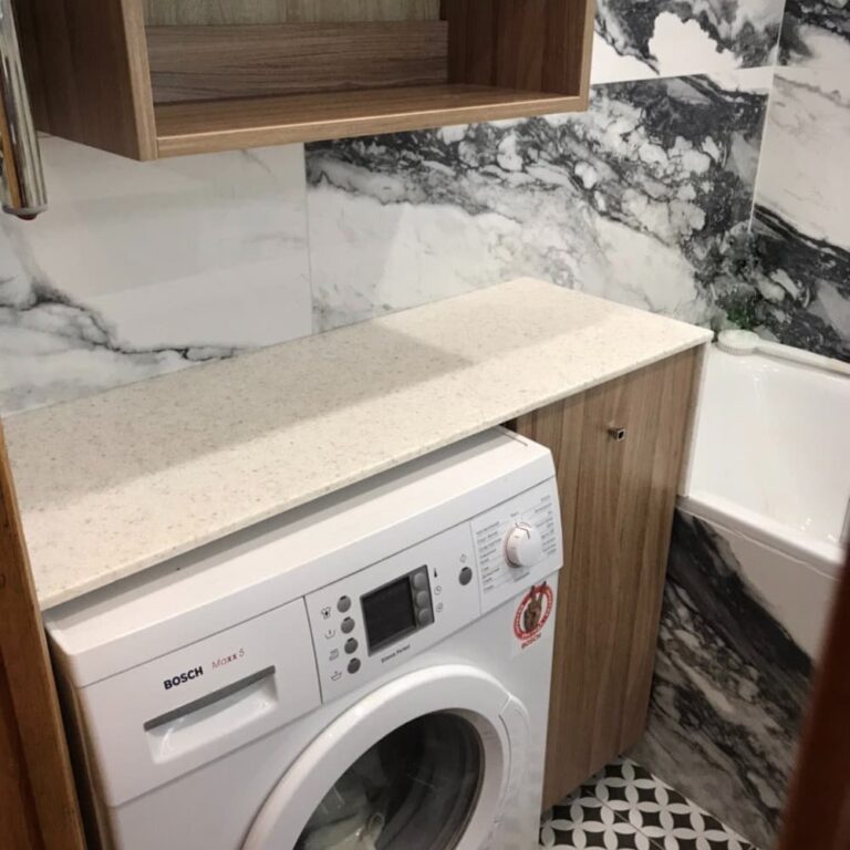 Тумба с корзиной для белья в ванную возле стиральной машины