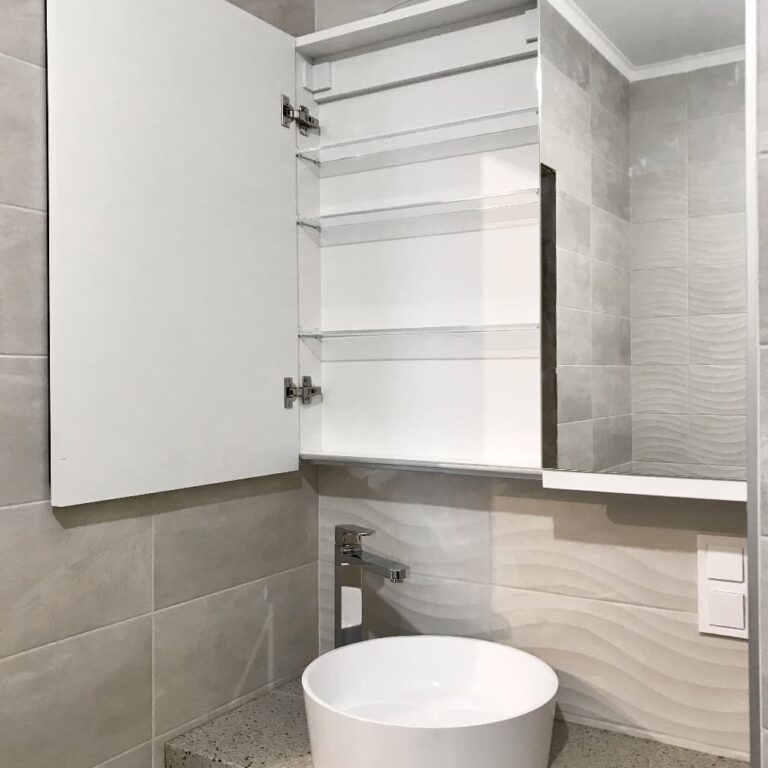 Зеркальный шкаф на две двери со стеклянными полками под заказ в Киеве