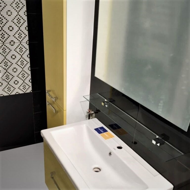 Тумба и пенал в ванную под заказ с желтыми фасадами