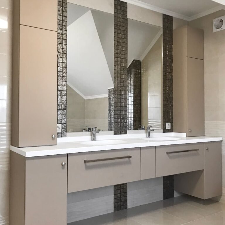 Мебель в ванную, комплект из тумбы и пеналов, в карамельном цвете с выдвижными ящиками и полками