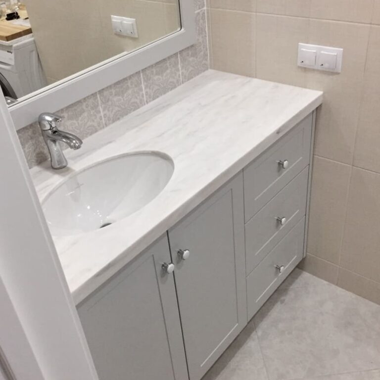 Тумба и зеркало в ванную в американском стиле