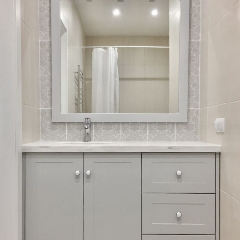 Тумба и зеркало в ванную в американском стиле