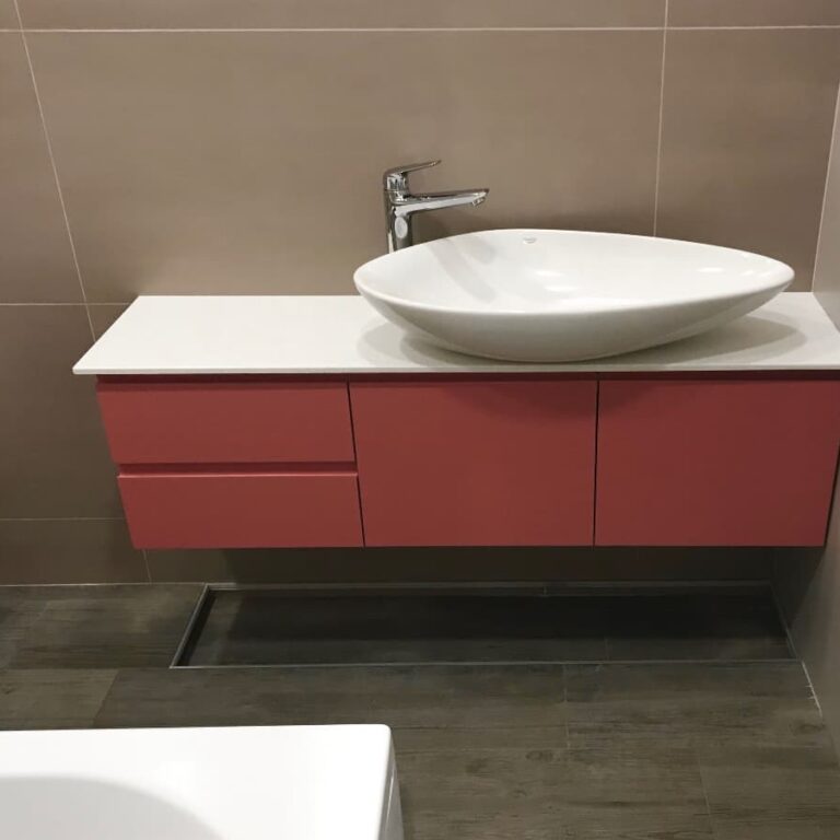 Тумба в детскую ванну в ярком малиновом цвете изготовленная под заказ в Киеве