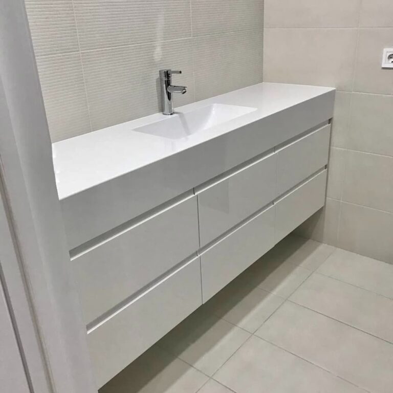 Тумба в ванную в белом цвете с выдвижными ящиками