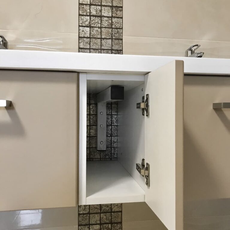 Мебель в ванную, комплект из тумбы и пеналов, в карамельном цвете с выдвижными ящиками и полками