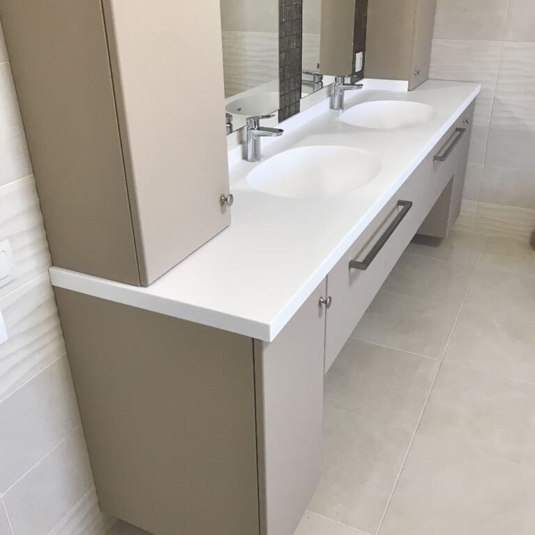 Мебель в ванную, комплект из тумбы и пеналов, в карамельном цвете с выдвижными ящиками и полками