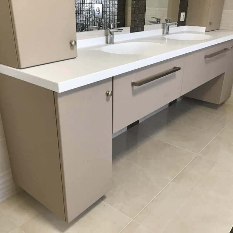 Мебель в ванную, комплект из тумбы и пеналов, в карамельном цвете с выдвижными ящиками и полками