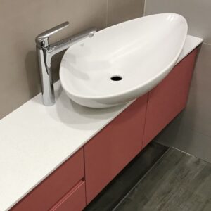 Тумба в детскую ванну в ярком малиновом цвете изготовленная под заказ в Киеве