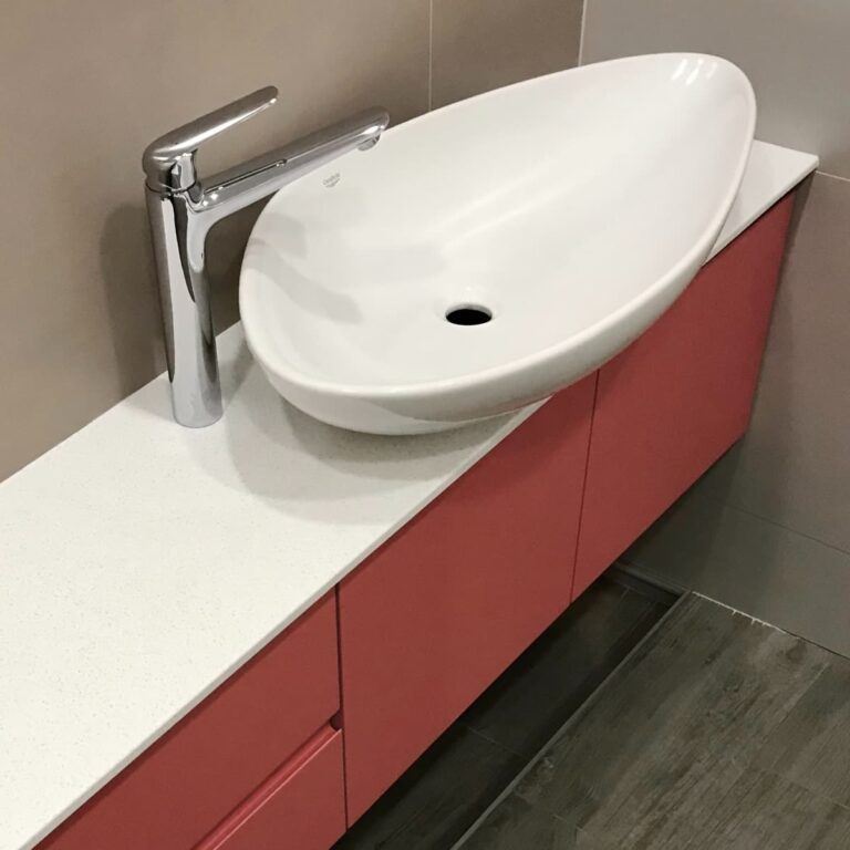 Тумба в детскую ванну в ярком малиновом цвете изготовленная под заказ в Киеве