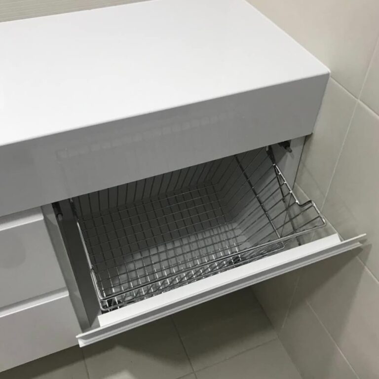 Тумба в ванную в белом цвете с выдвижными ящиками