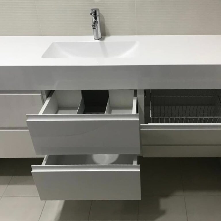 Тумба в ванную в белом цвете с выдвижными ящиками