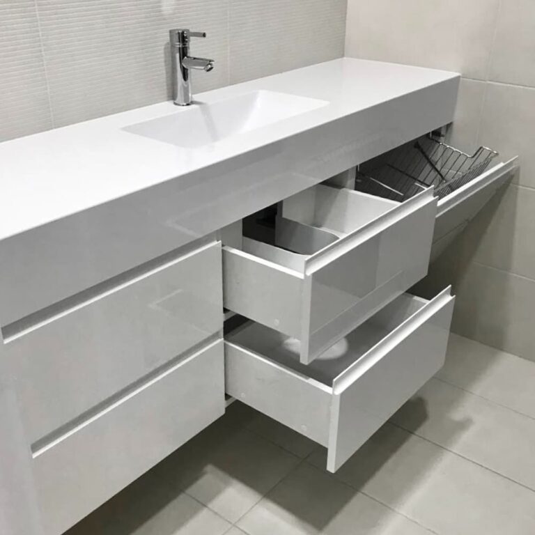 Тумба в ванную в белом цвете с выдвижными ящиками