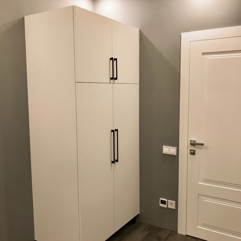 Шкаф в детскую на заказ в белом цвете на 4 двери