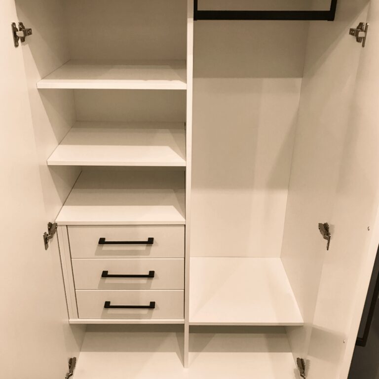 Шкаф в детскую на заказ в белом цвете на 4 двери