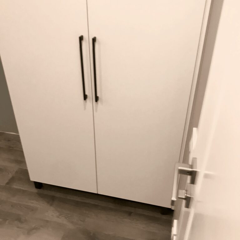 Шкаф в детскую на заказ в белом цвете на 4 двери