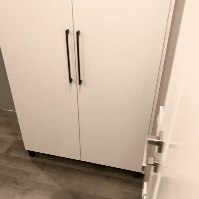 Шкаф в детскую на заказ в белом цвете на 4 двери