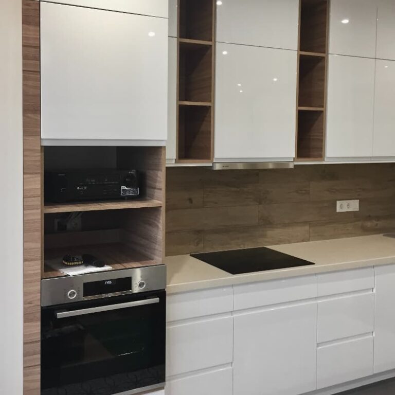 Угловая кухня в Киеве на заказ в современном стиле, белого цвета с деревянными акцентами