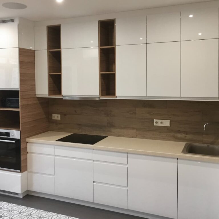 Угловая кухня в Киеве на заказ в современном стиле, белого цвета с деревянными акцентами