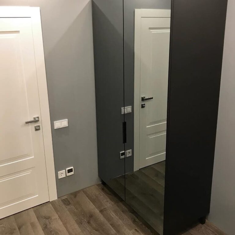 Шкаф в детскую, черный, с зеркалом, под заказ