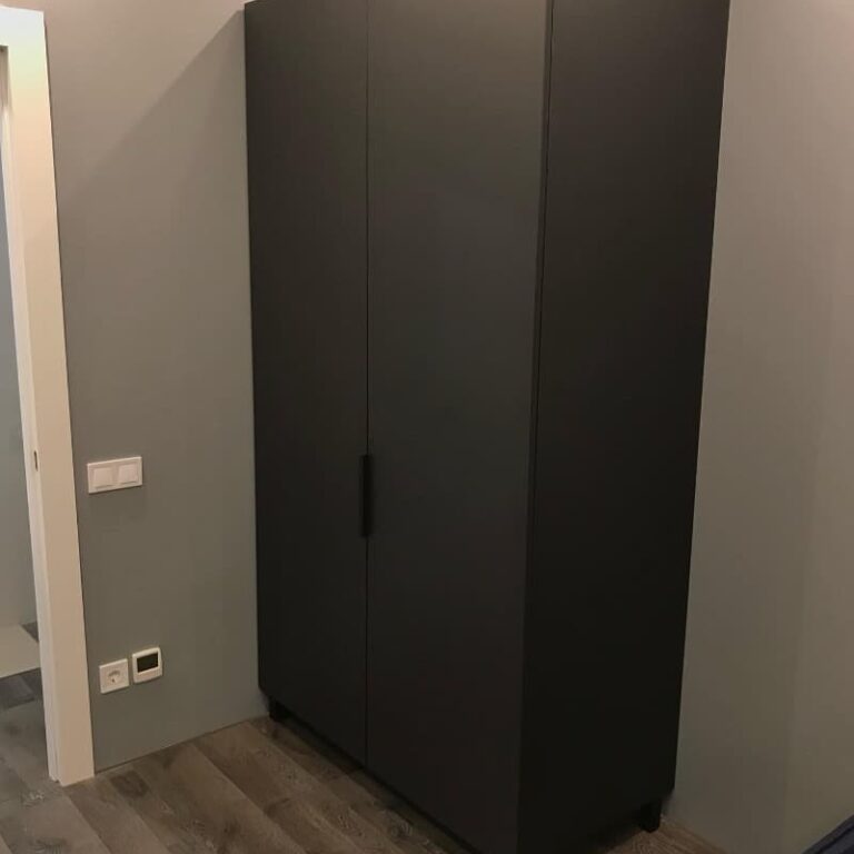 Шкаф в детскую, черный, с зеркалом, под заказ