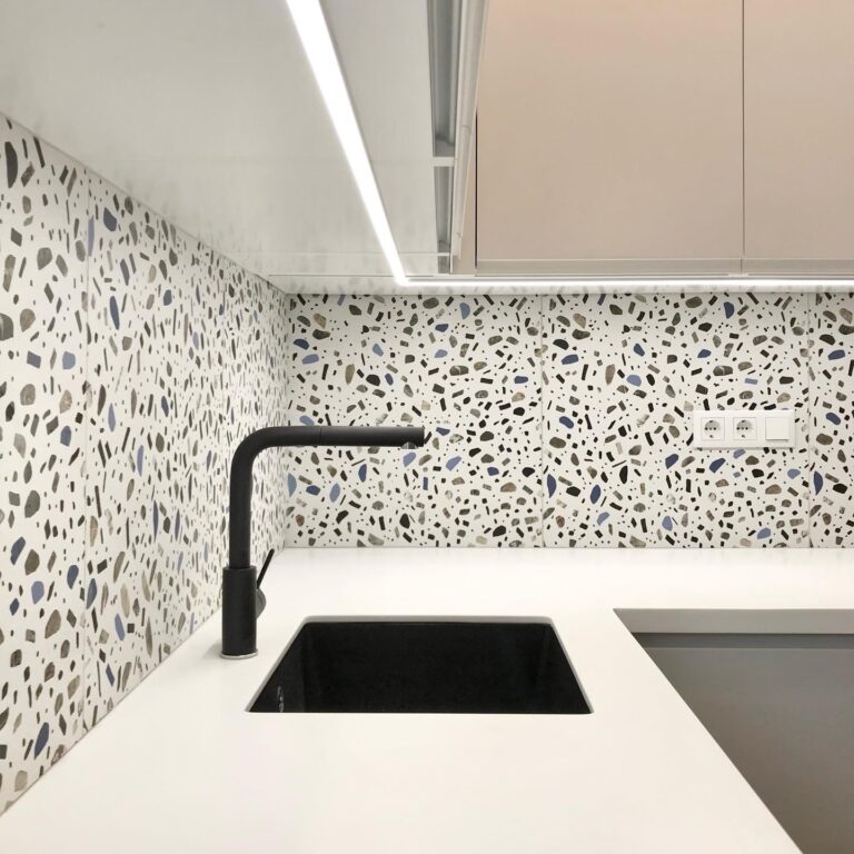 ухня в современном стиле под заказ в Киеве с черным смесителем