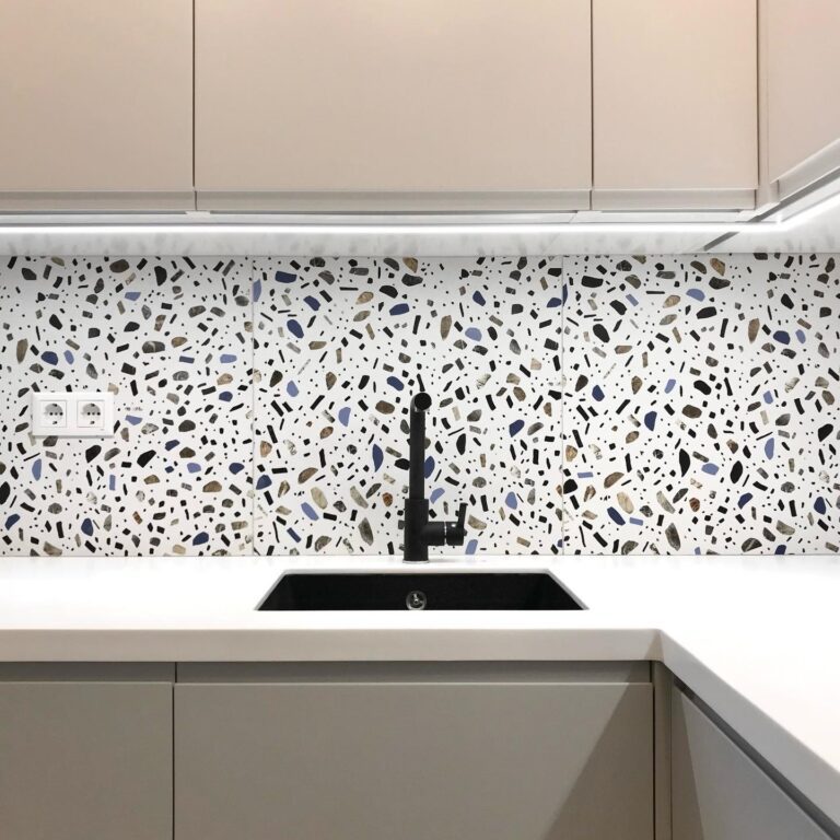 Кухня в современном стиле с черной раковиной