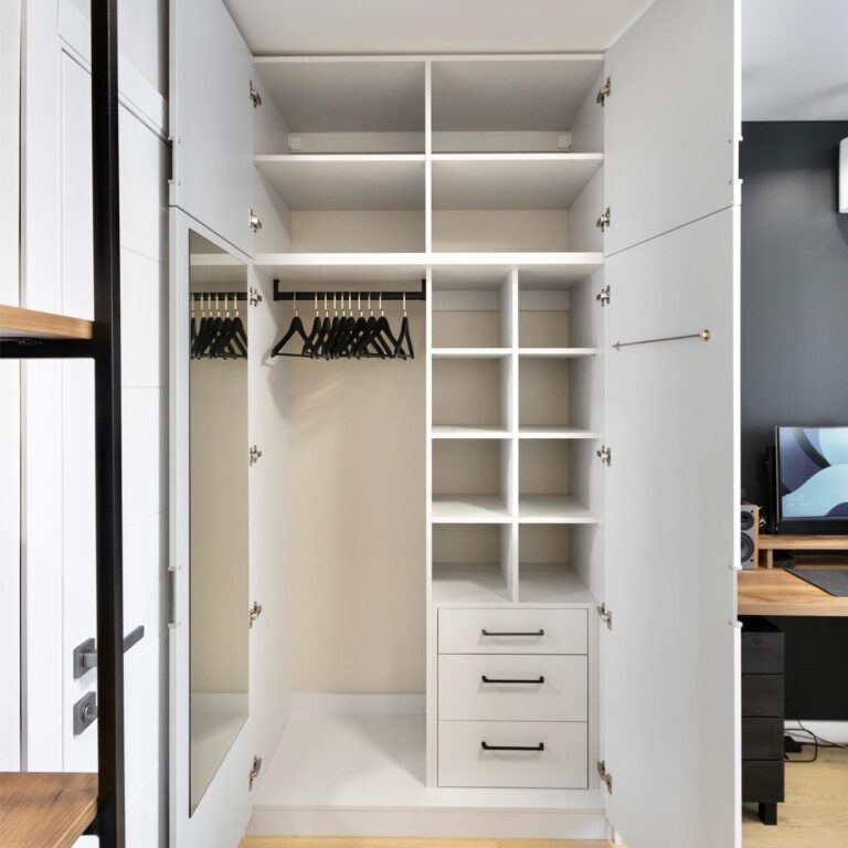 Шкаф в спальню под заказ в Киеве