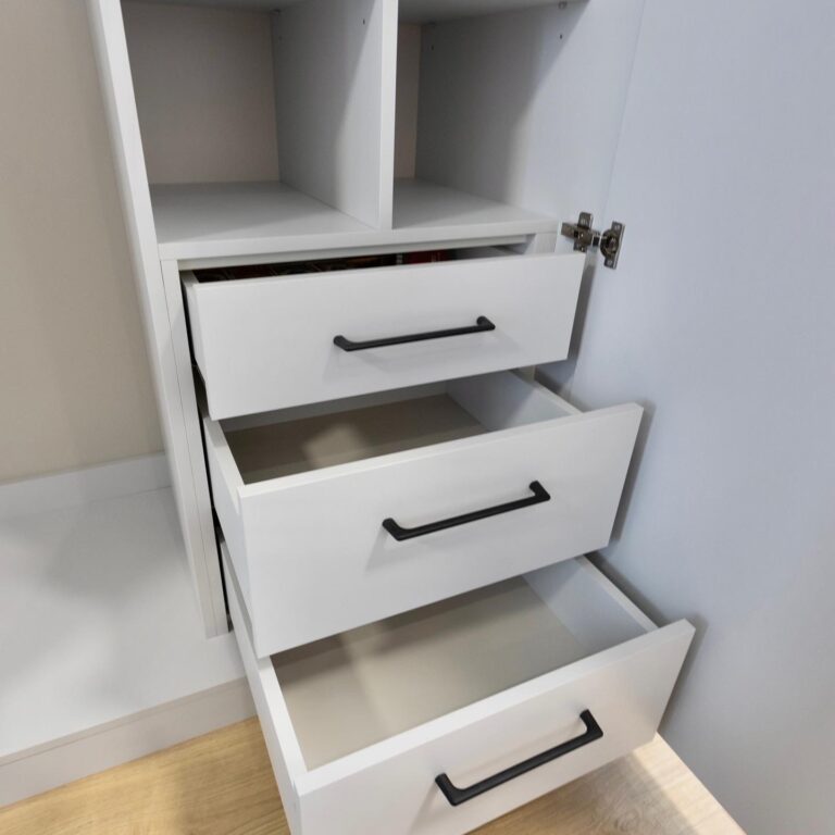 Шкаф в спальню с яшиками на заказ в Киеве